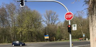 An der Beethovenstraße im Einmündungsbereich der Talstraße wurde der erste Grüne Pfeil für Fahrradfahrer angebracht. Foto: Kreisstadt Mettmann